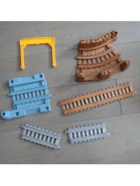 Lot of 6 pc Tracks Mattel Thomas Take along Friends Toys